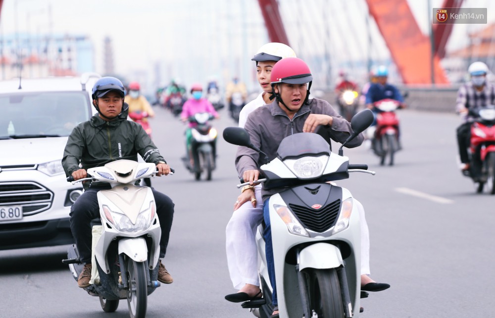 Người Sài Gòn co ro vì trời se lạnh, mưa phùn trong ngày đầu đi làm sau kỳ nghỉ Tết Dương lịch 2019-12