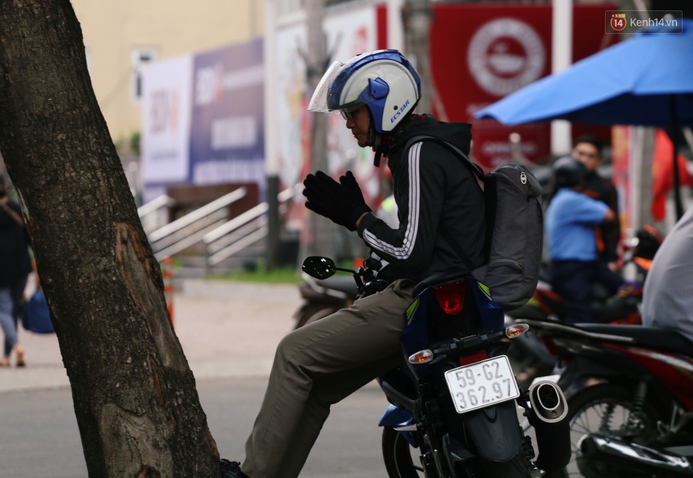 Người Sài Gòn co ro vì trời se lạnh, mưa phùn trong ngày đầu đi làm sau kỳ nghỉ Tết Dương lịch 2019-13