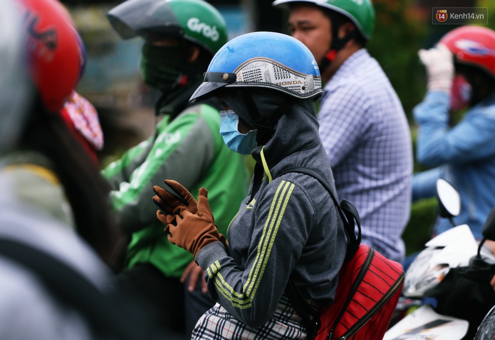 Người Sài Gòn co ro vì trời se lạnh, mưa phùn trong ngày đầu đi làm sau kỳ nghỉ Tết Dương lịch 2019-14