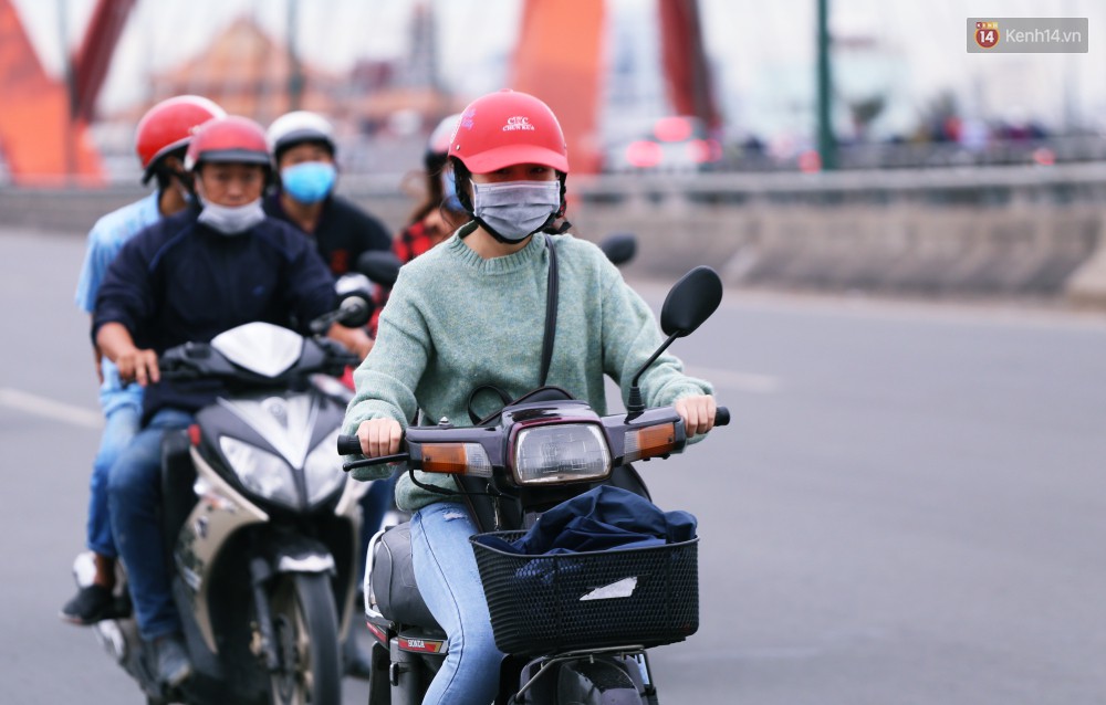 Người Sài Gòn co ro vì trời se lạnh, mưa phùn trong ngày đầu đi làm sau kỳ nghỉ Tết Dương lịch 2019-15