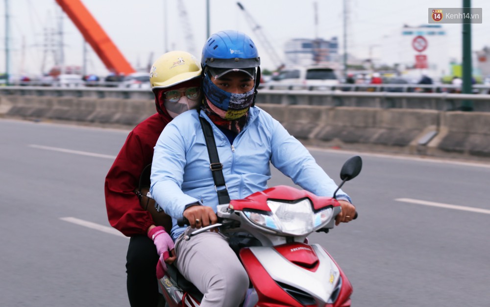 Người Sài Gòn co ro vì trời se lạnh, mưa phùn trong ngày đầu đi làm sau kỳ nghỉ Tết Dương lịch 2019-16