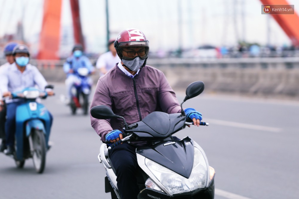 Người Sài Gòn co ro vì trời se lạnh, mưa phùn trong ngày đầu đi làm sau kỳ nghỉ Tết Dương lịch 2019-17