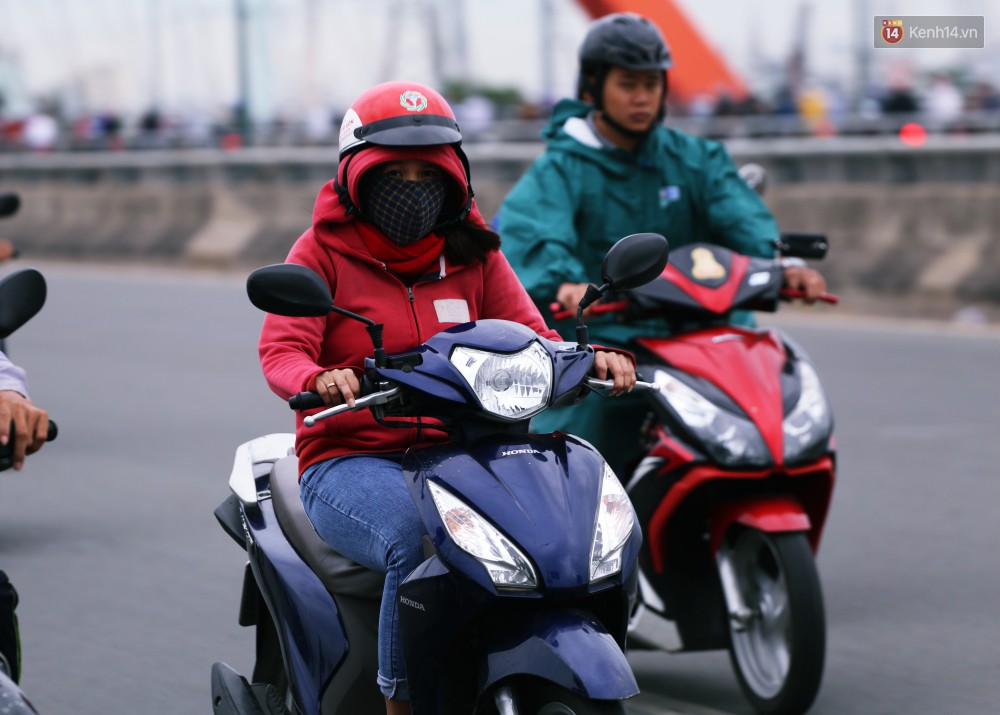 Người Sài Gòn co ro vì trời se lạnh, mưa phùn trong ngày đầu đi làm sau kỳ nghỉ Tết Dương lịch 2019-18