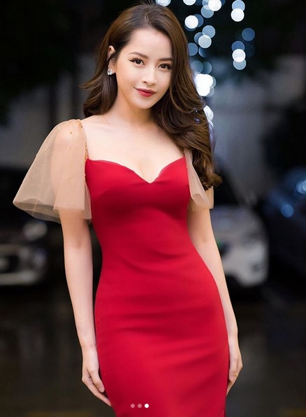 Pha đụng váy áo mở hàng đầu năm: Khoe vòng 1 phồn thực, Chi Pu - Angela Phương Trinh đẹp bất phân thắng bại-2