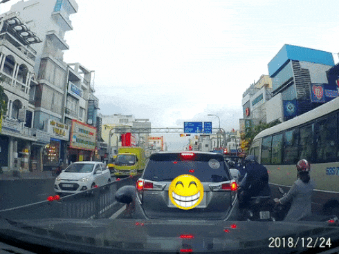 Thấy tài xế hạ kính ném 2 cốc cafe xuống đường, người đàn ông lái ô tô phía sau đã hành động không ngờ