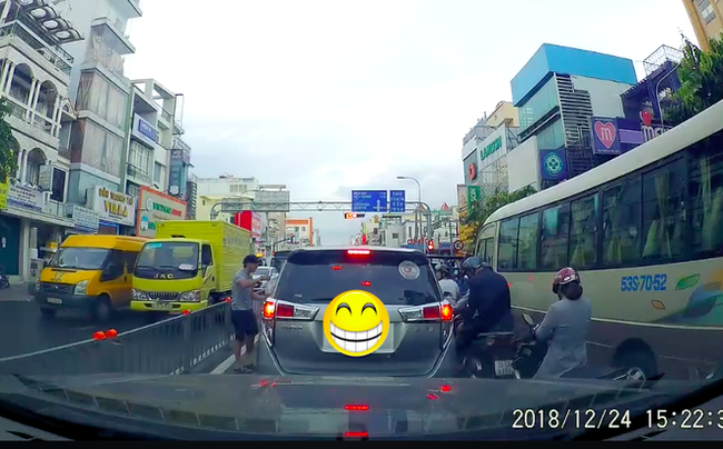 Thấy tài xế hạ kính ném 2 cốc cafe xuống đường, người đàn ông lái ô tô phía sau đã hành động không ngờ-1