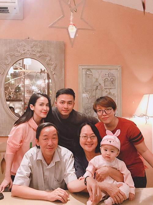 Những bức ảnh đoàn viên ấm áp của gia đình nhà sao Việt đầu năm 2019-6