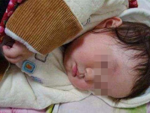 Trời lạnh, bé sơ sinh viêm phổi sau giấc ngủ chỉ vì bà nội cho mặc loại quần áo này-1