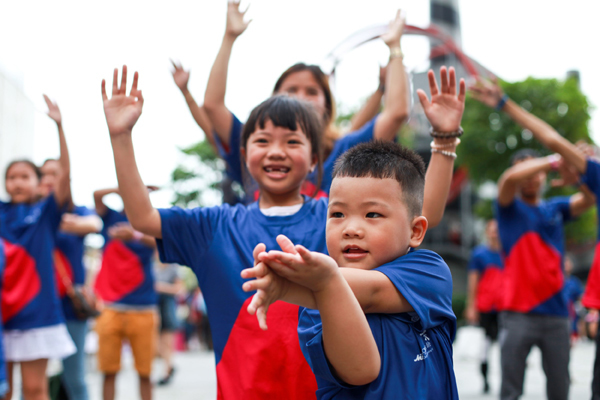 Hơn 100 gia đình Việt nhảy flashmob ‘Cùng gắn kết’-2