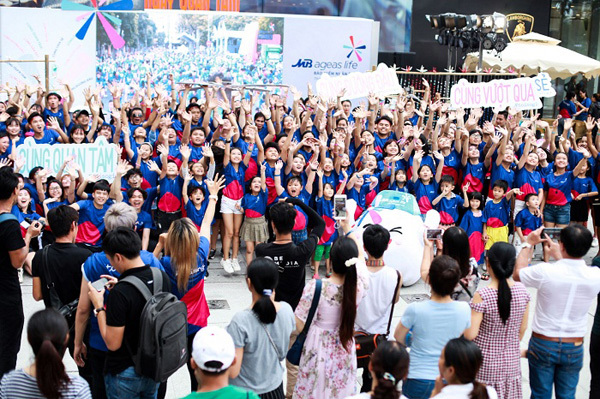 Hơn 100 gia đình Việt nhảy flashmob ‘Cùng gắn kết’-4