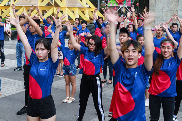 Hơn 100 gia đình Việt nhảy flashmob ‘Cùng gắn kết’-1