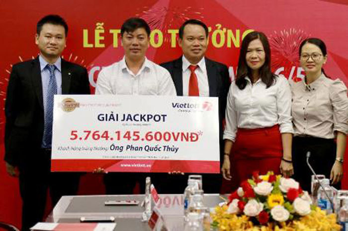 Trên đường đi lễ chùa, mua tấm vé số trúng độc đắc 22 tỷ-5