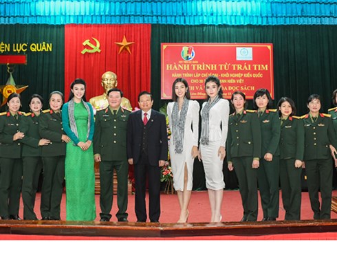 Mỹ Linh, Huyền My tặng sách cho chiến sĩ lục quân