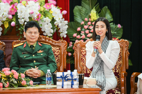 Mỹ Linh, Huyền My tặng sách cho chiến sĩ lục quân-1