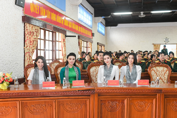 Mỹ Linh, Huyền My tặng sách cho chiến sĩ lục quân-3
