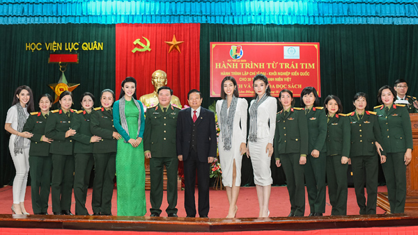 Mỹ Linh, Huyền My tặng sách cho chiến sĩ lục quân-5