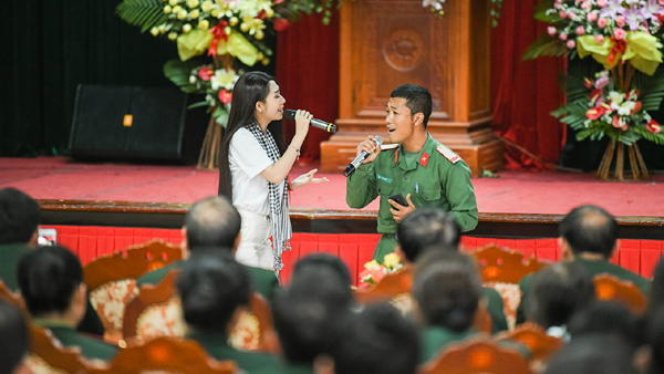 Mỹ Linh, Huyền My tặng sách cho chiến sĩ lục quân-4