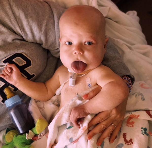 Hào hứng khen bé lè lưỡi đáng yêu khi siêu âm, ngày sinh ra mẹ thẫn thờ nhìn mặt con-3