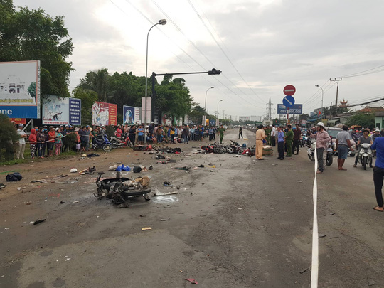 Xe container tông 18 xe máy dừng đèn đỏ ở Long An, 4 người chết, 23 bị thương-6