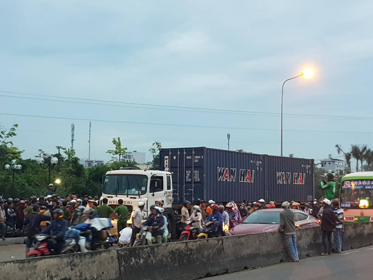 Xe container tông 18 xe máy dừng đèn đỏ ở Long An, 4 người chết, 23 bị thương-7