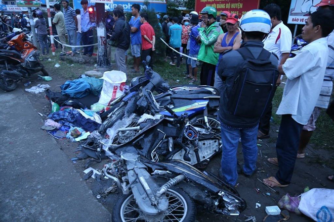 Hình ảnh nhói lòng nơi chiếc xe container lao vào đoàn người chờ đèn đỏ ở Long An-4