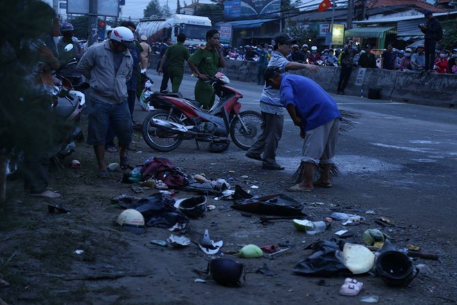 Hình ảnh nhói lòng nơi chiếc xe container lao vào đoàn người chờ đèn đỏ ở Long An-8