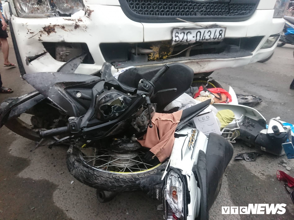 Container đâm hàng chục xe máy làm hơn 20 thương vong ở Long An: Tài xế chạy vận tốc bao nhiêu?-1