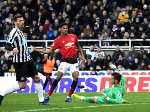 HLV Solskjaer: De Gea thách thức cả Schmeichel và Van der Sar-3