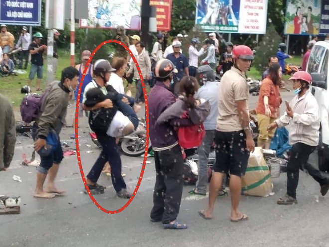 Tình người giữa đau thương: Anh xe ôm ở Long An bỏ hết công việc, bồng bế từng nạn nhân lên xe cấp cứu vào bệnh viện-4
