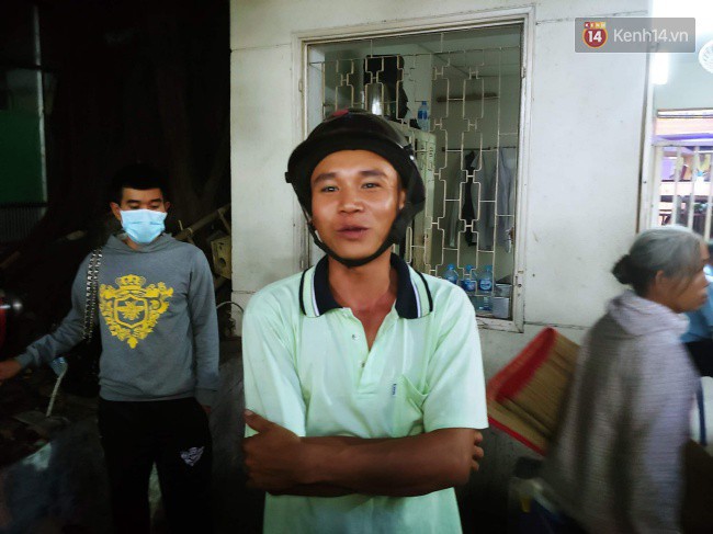 Tình người giữa đau thương: Anh xe ôm ở Long An bỏ hết công việc, bồng bế từng nạn nhân lên xe cấp cứu vào bệnh viện-6