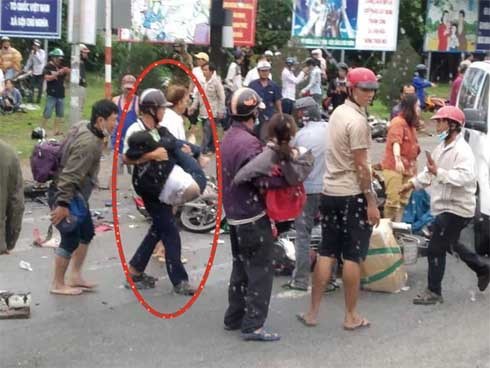 Tình người giữa đau thương: Anh xe ôm ở Long An bỏ hết công việc, bồng bế từng nạn nhân lên xe cấp cứu vào bệnh viện