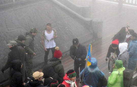 Bác sĩ lên tiếng vụ nam thanh niên mặc áo ba lỗ trên đỉnh Fansipan lạnh 0 độ C-1