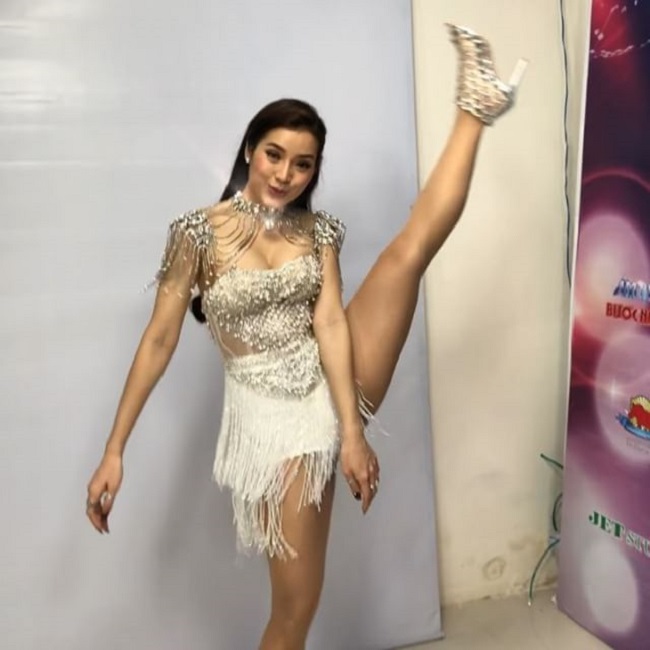 Ca sĩ An Giang chỉ yêu ai kiếm 100 triệu/tháng nói gì khi bị chê mặc lố lăng?-8