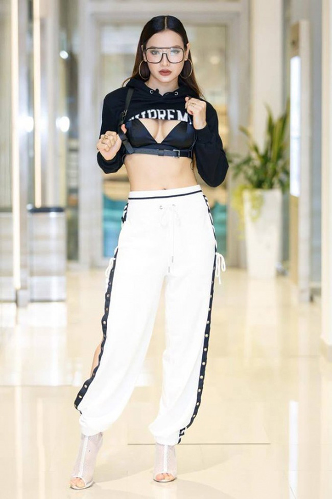 Ca sĩ An Giang chỉ yêu ai kiếm 100 triệu/tháng nói gì khi bị chê mặc lố lăng?-17