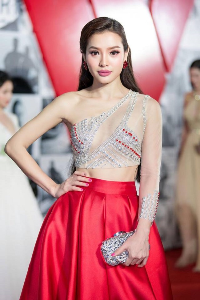 Ca sĩ An Giang chỉ yêu ai kiếm 100 triệu/tháng nói gì khi bị chê mặc lố lăng?-16