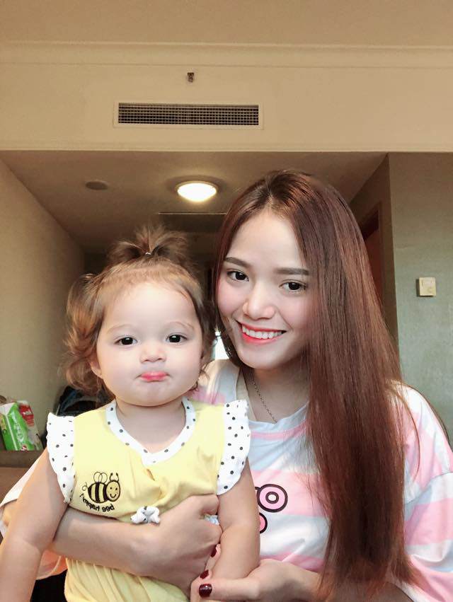 Cô gái Việt nhận lời yêu dù từng không ưa doanh nhân Canada, giờ lãi con gái lai cực xinh-1