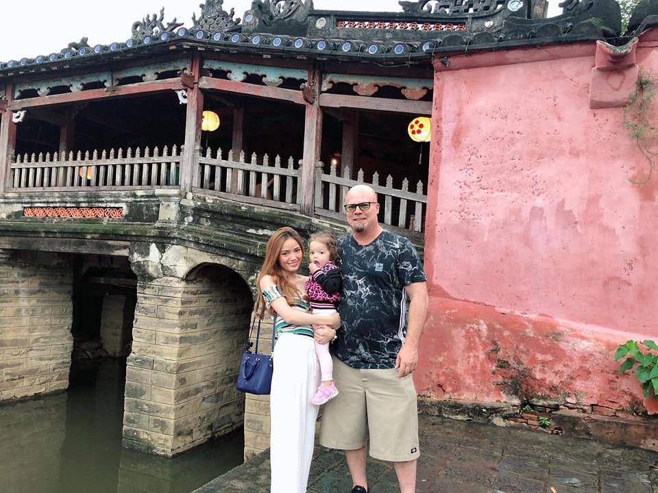 Cô gái Việt nhận lời yêu dù từng không ưa doanh nhân Canada, giờ lãi con gái lai cực xinh-8