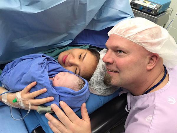 Cô gái Việt nhận lời yêu dù từng không ưa doanh nhân Canada, giờ lãi con gái lai cực xinh-4