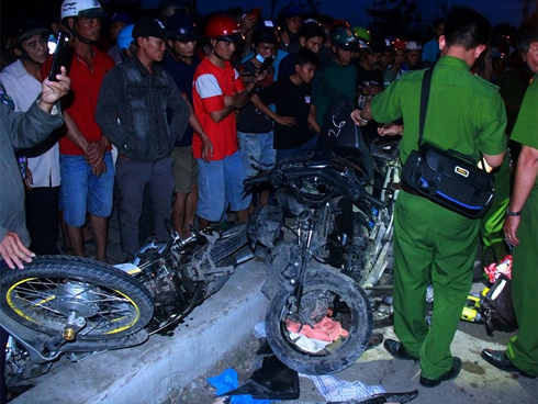 TNGT kinh hoàng ở Long An: Xé lòng phút đón thi thể nạn nhân-3