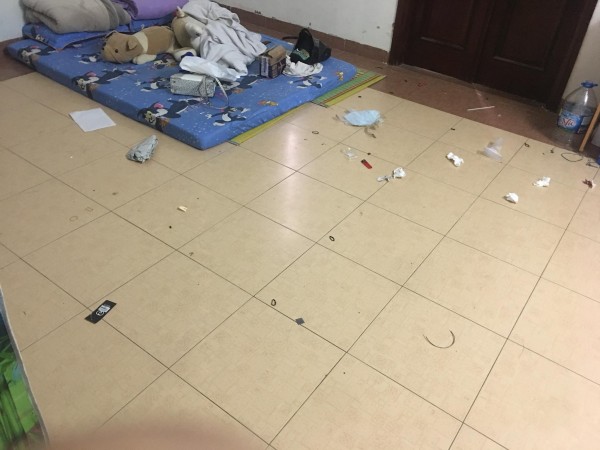 Cho bạn cùng phòng dẫn người yêu về ngủ, cô gái đứng hình không nhận ra phòng mình vì quá bẩn-2