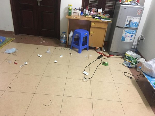 Cho bạn cùng phòng dẫn người yêu về ngủ, cô gái đứng hình không nhận ra phòng mình vì quá bẩn-3