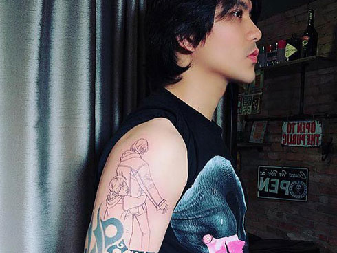 Top hình xăm ở vị trí độc nhất showbiz Việt từng bị lộ khi mặc đồ bơi-18