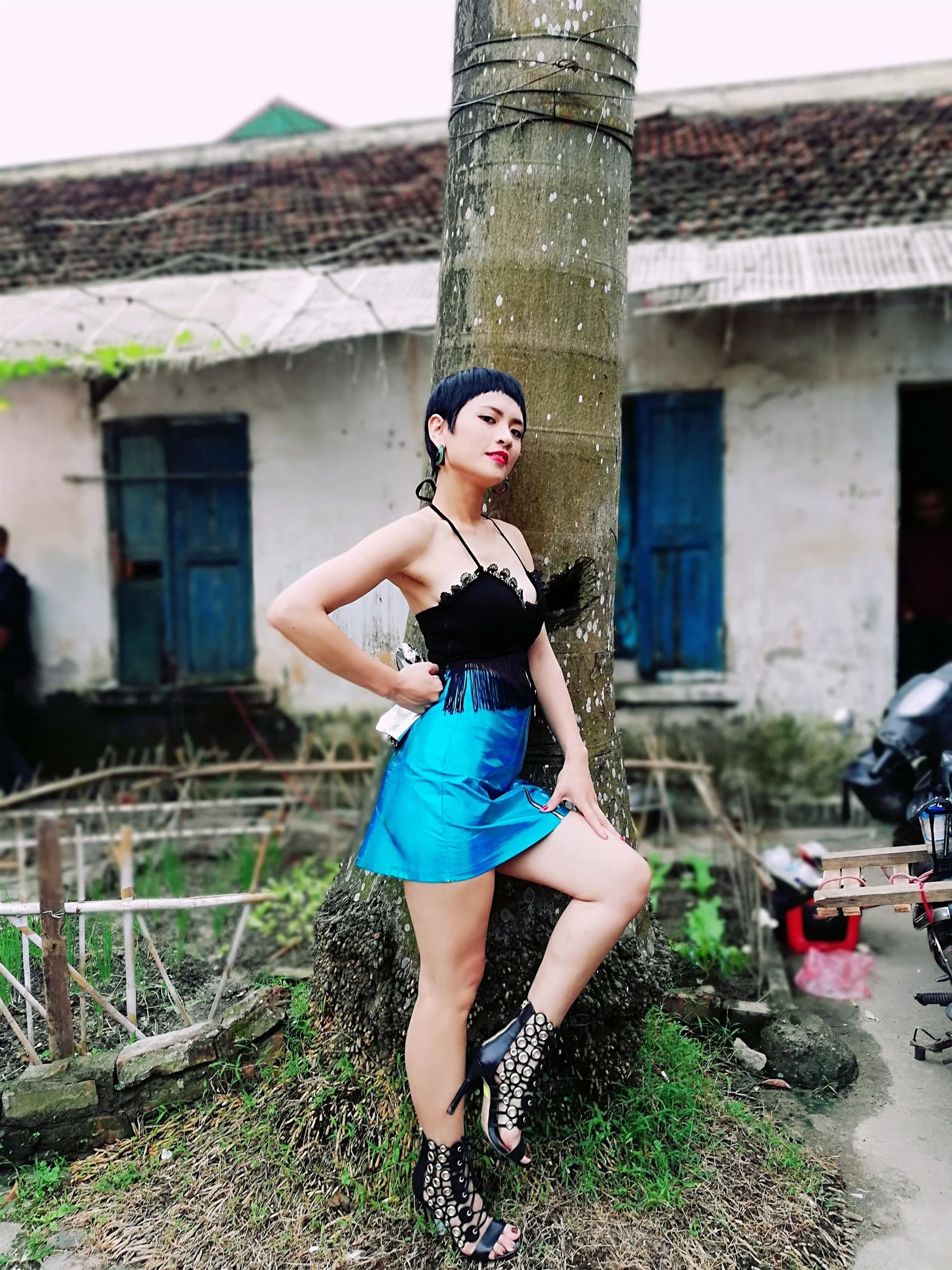 Những cô gái trong thành phố ngập cảnh cưỡng bức không kém Quỳnh búp bê-4