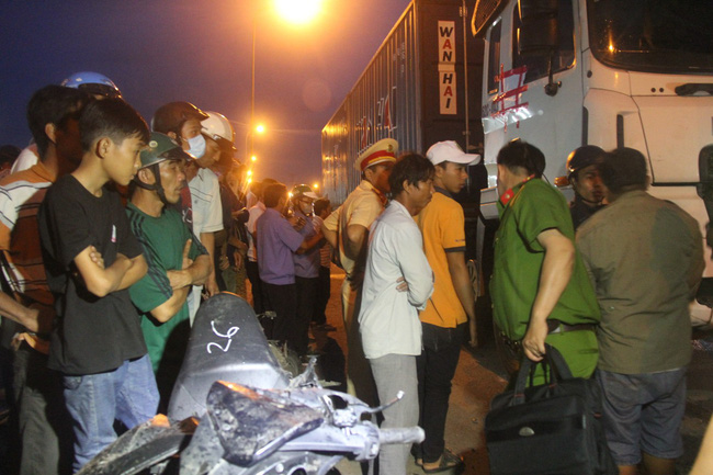 Một ngày sau tai nạn thảm khốc ở Long An: ám ảnh cho người ở lại, con đường xuống cấp nghiêm trọng-6