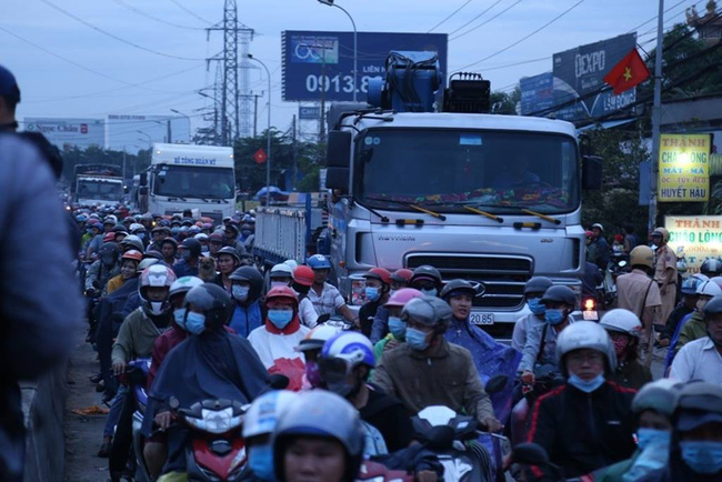 Một ngày sau tai nạn thảm khốc ở Long An: ám ảnh cho người ở lại, con đường xuống cấp nghiêm trọng-8