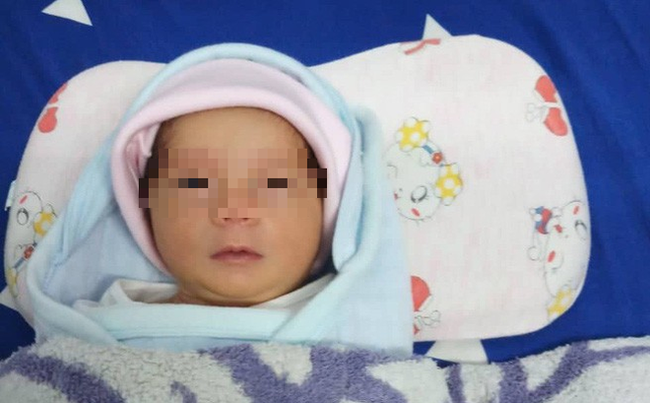 Bé gái xinh như thiên thần bị bỏ rơi trên ghế đá vỉa hè ngày Tết dương lịch-1