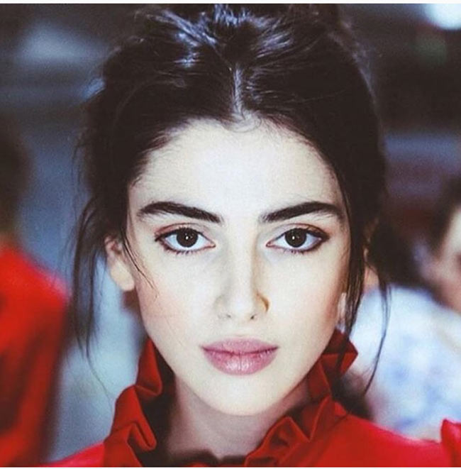 Những tuyệt sắc giai nhân dìm đối phương trong đôi mắt biển hồ-17