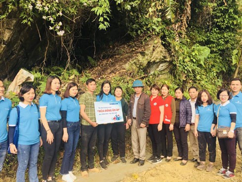 Eximbank tặng quà học sinh nghèo tỉnh Bắc Kạn
