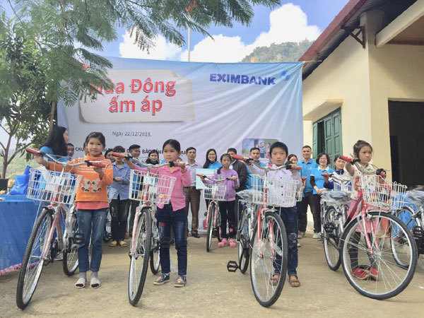 Eximbank tặng quà học sinh nghèo tỉnh Bắc Kạn-1