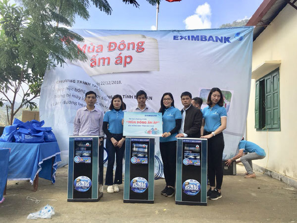 Eximbank tặng quà học sinh nghèo tỉnh Bắc Kạn-2